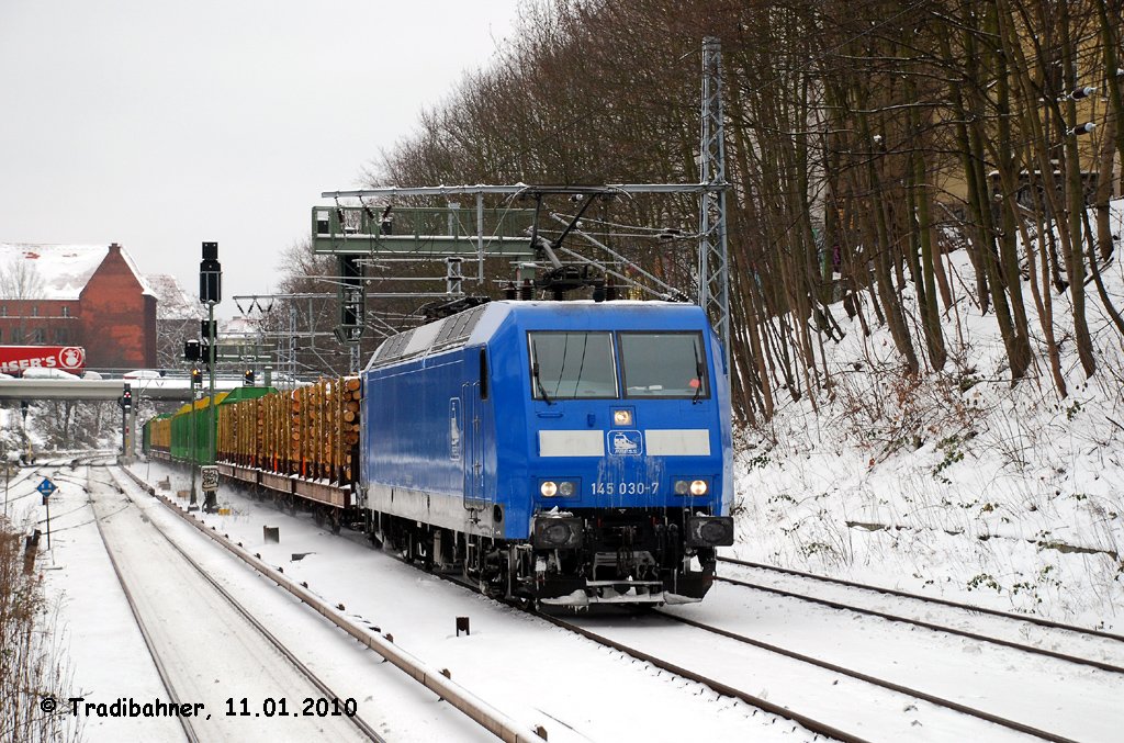 am 11.01.2010 vom Berliner S-Bahnhof Schnhauser Allee aus, Holzzug mit Press 145 030 Oderbrcke - Niedergrne

