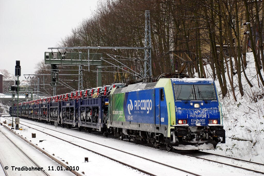 am 11.01.2010 vom Berliner S-Bahnhof Schnhauser Allee aus, der Autozug Oderbrcke - Wustermark mit PKP Cargo EU43 002