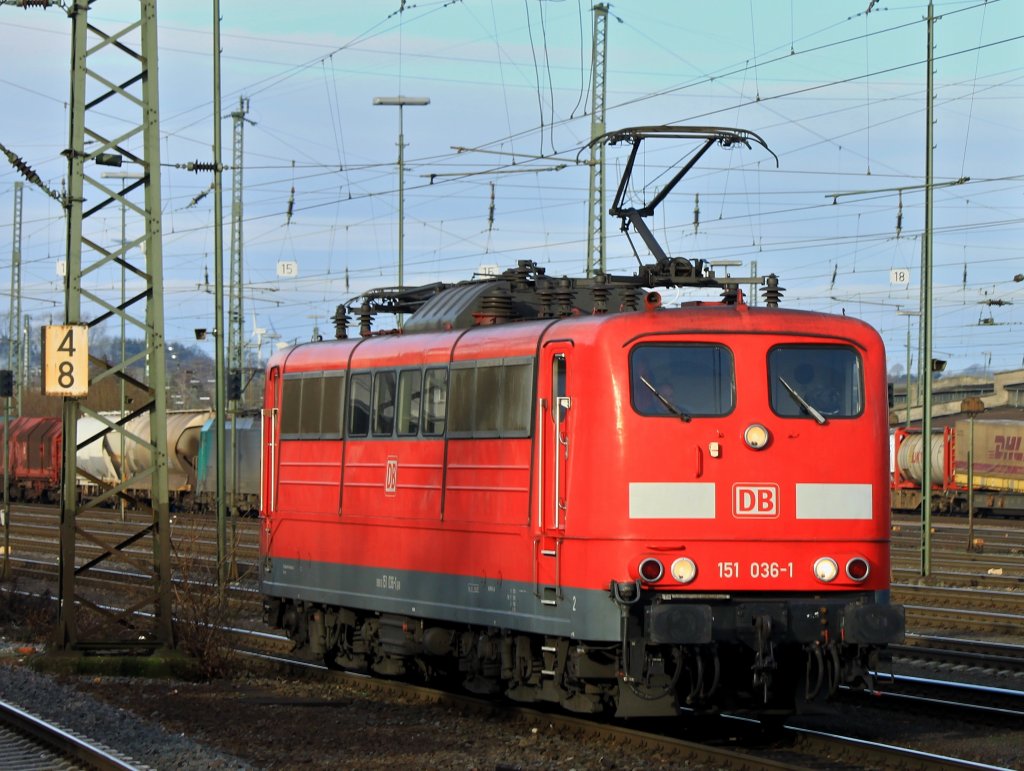 Am 11.01.2012 rangiert 151 036-1 in Aachen West.