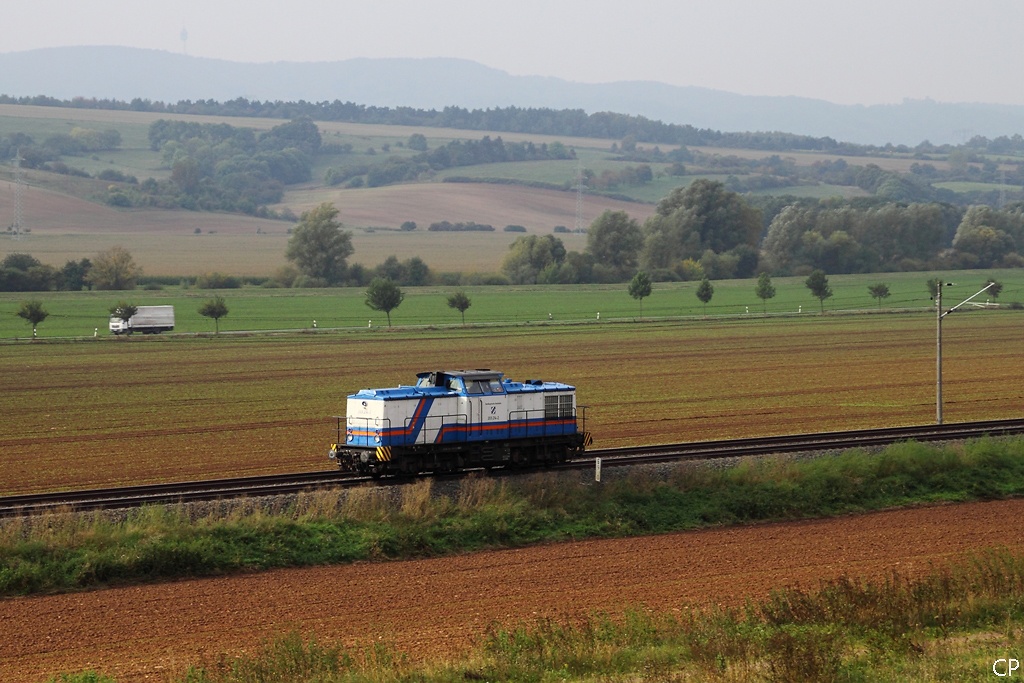 Am 1.10.2010 rollt 203 214-2 der Nordbayrischen Eisenbahn durch die Goldene Aue bei Hohlstedt Richtung Nordhausen.