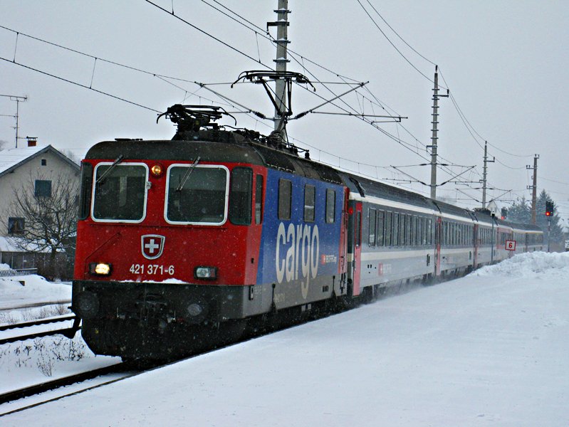 Am 11.02.10 war die Re 421 371 am EC 195 Richtung Mnchen. Fotografiert in Lustenau.

Lg
