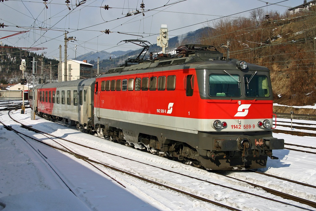 Am 11.02.2006 verlt die 1142 589 mit einem Wendezug den Bahnhof Bruck/Mur richtung Graz.