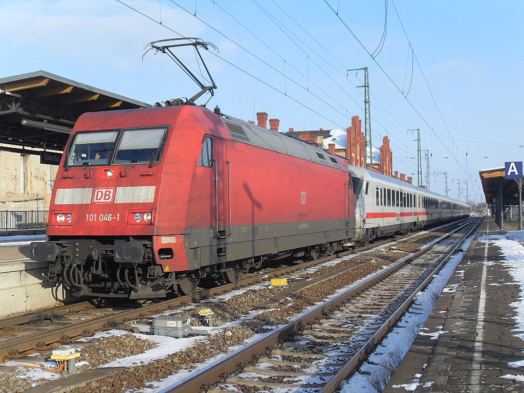 Am 11.02.2012 fuhr 101 046 mit dem IC 2385 in Stendal ein und dann weiter Richtung Frankfurt.