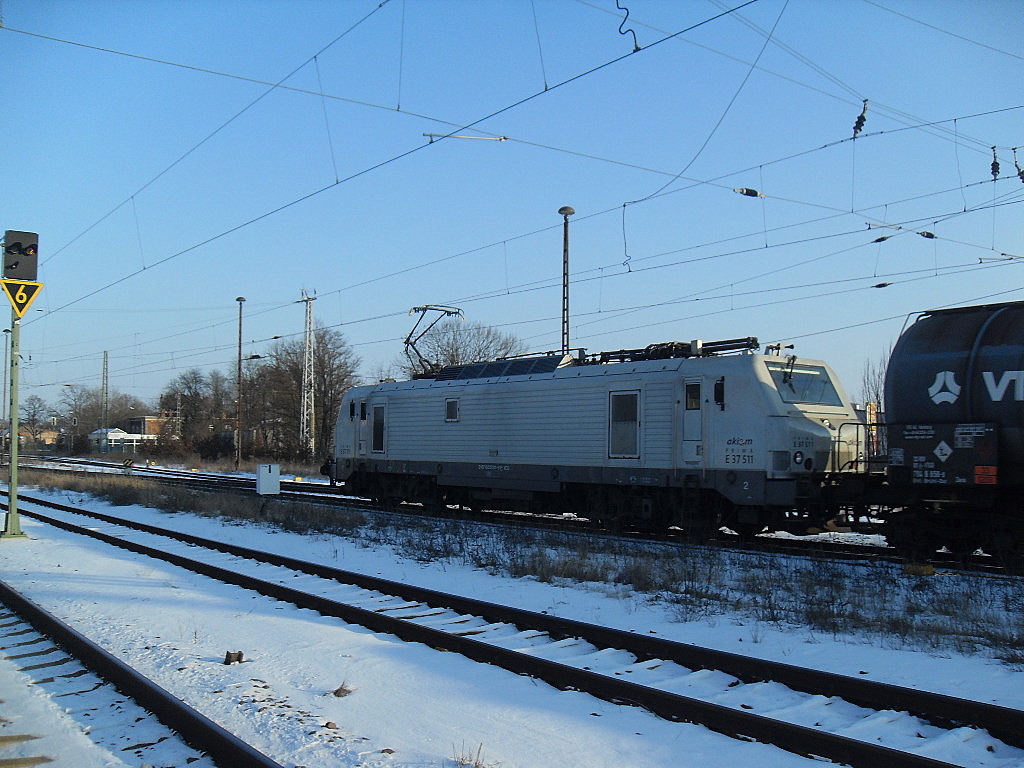 Am 11.02.2012 fuhr die E37 511 mit einem Kesselwagen durch Stendal in Richtung Magdeburg.