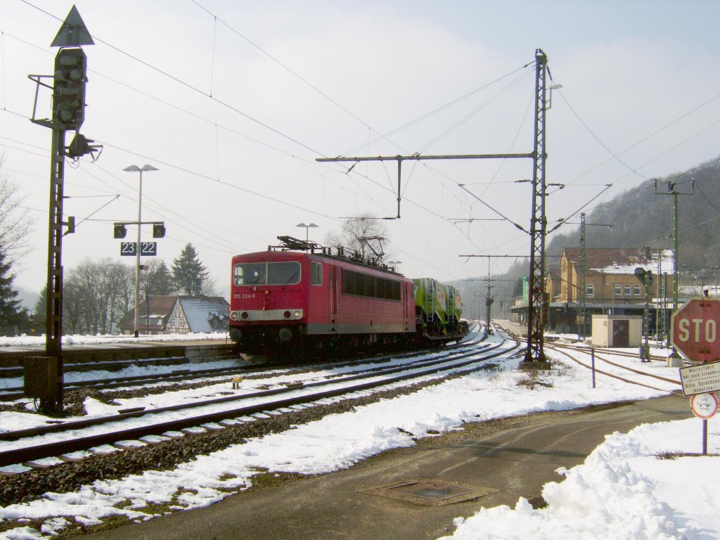 Am 11.03.2010 durchfuhr BR 155 234-8 mit Landmaschinen beladenen Schwerlastwagen den Bahnhof Altenbeken.