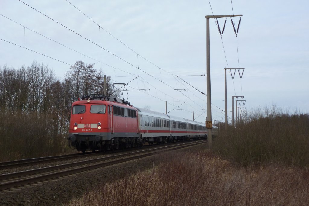 Am 11.03.2012 kam die 110 487-6 mit dem IC 134 bei Veenhusen vorbei.