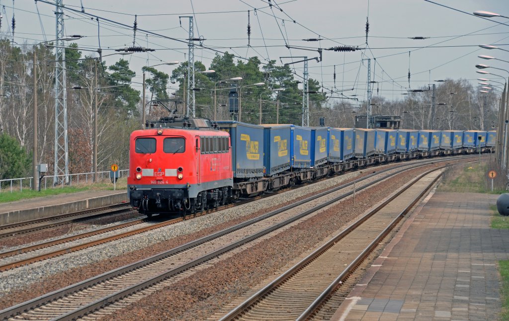 Am 11.04.12 rollte 140 824 mit einem LKW-Walther durch Genshagener Heide Richtung Michendorf.