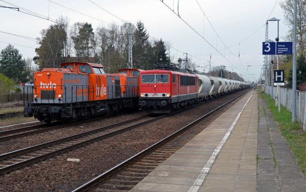 Am 11.04.12 werden die beiden hvle-V 100 von einer MEG-155 �berholt. MEG-701 zog ihren Zementzug durch den Bahnhof Hohen Neundorf West Richtung Karower Kreuz.