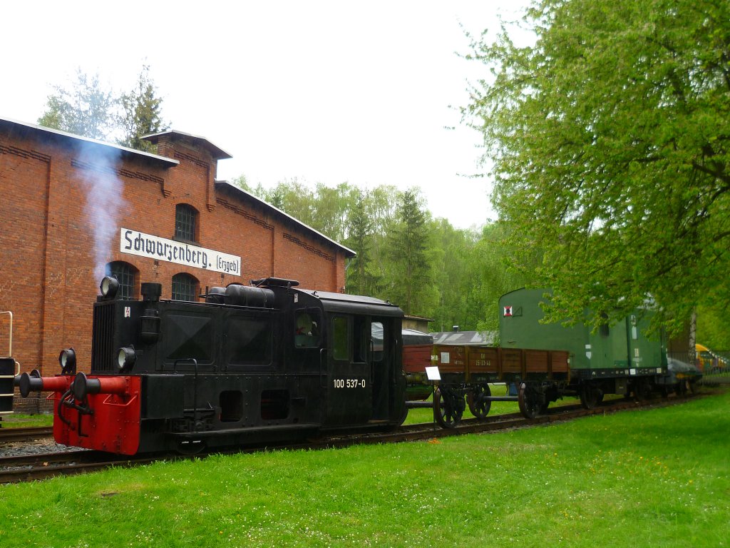 Am 11.05.13 gab es die Schwarzenberger Eisenbahntage, hier die 100 537-0 bein starten.