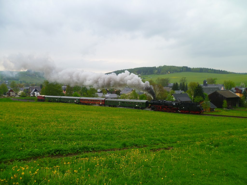 Am 11.05.13 gab es eine Sonderfahrt von Schwarzenberg nach Walthersdorf. Die Loks waren 50 3616 und 107 018. Hier in Raschau.