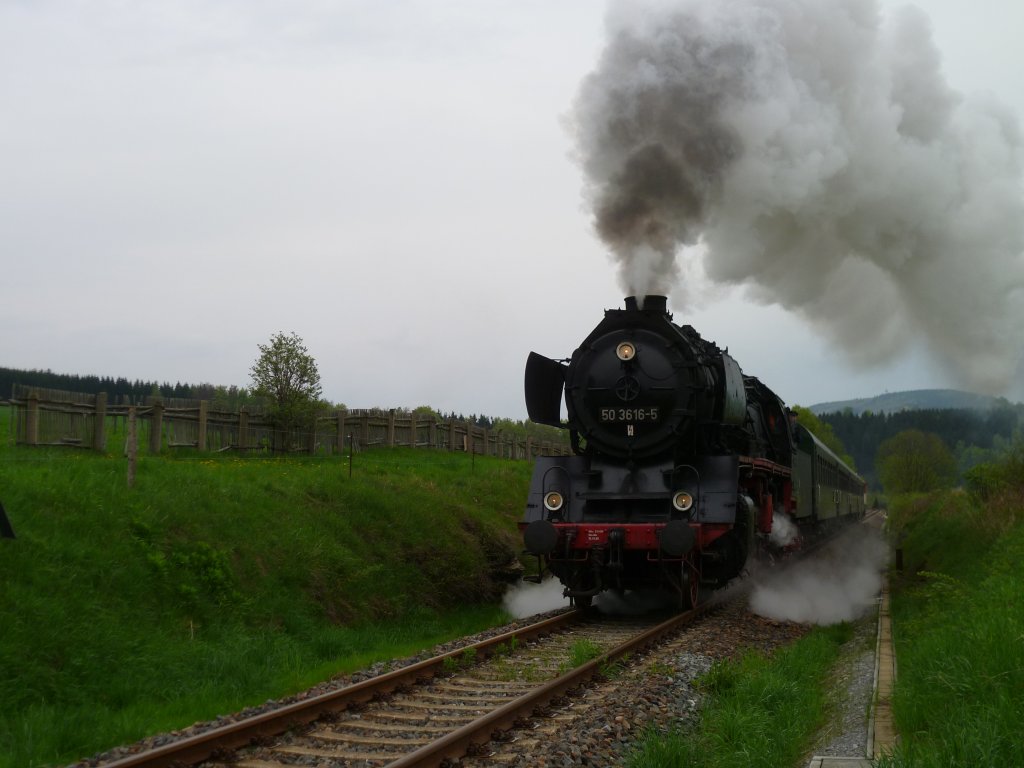 Am 11.05.13 gab es eine Sonderfahrt von Schwarzenberg nach Walthersdorf. Die Loks waren 50 3616 und 107 018. Hier in Sehma.