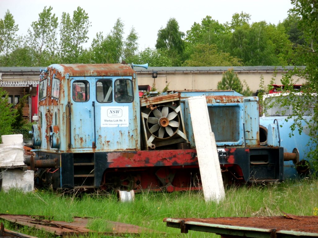 Am 11.05.2013 habe ich eine Unbekannte V15 auf den Weg nach Borstel entdeckt.Am Fhrerhaus steht nur NSW Werklok Nr.1.Wr weiss mehr zu dieser Maschine?