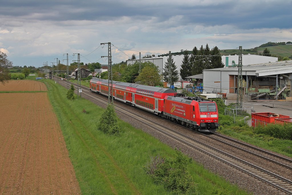 Am 11.05.2013 schob die Freiburger 146 116-9  Baden-Wrttemberg erfahren  einen RE von Basel Bad Bf nach Offenburg. Hier ist der Zug beim der Einfahrt in den Hp Auggen.