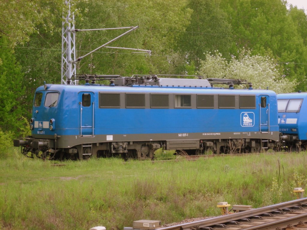 Am 11.05.2013 wurde 140 037 im bergabebahnhof Borstel abgestellt.