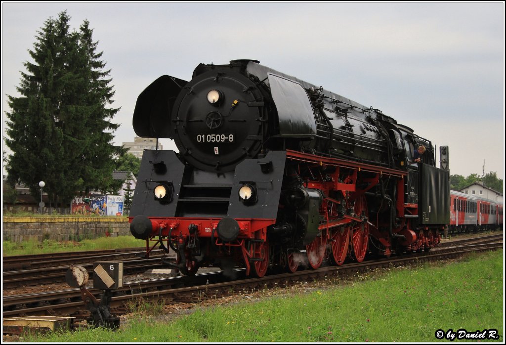Am 11.06.2011 ging es fr die beiden Dampfloks 01 509 der Press und 01 533 der GEG von Augsburg ber Mnchen und Mhldorf nach Ampflwang. Hier zu sehen ist die 01 509 die sich jetzt gleich an den Zugschluss des Sonderzuges hngen wird um weiter nach Ampflwang aufzubrechen. 
(Braunau am Inn)