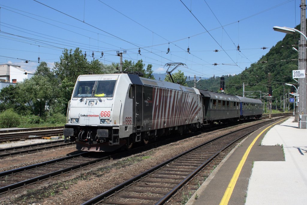 Am 11.07.2010 ging es fr die Lokomotion 185.666 mit dem 47384 von Hegyeshalom via Villach nach Salzburg. Leider hat es bei mir zu nichts viel Besserem als dieser Bahnsteigaufnahme in Bruck/Mur gereicht!