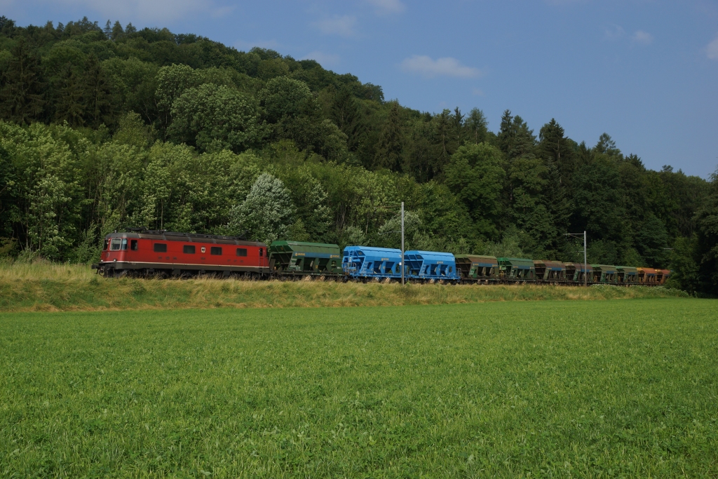 Am 11.07.2013 nhert sich die Re 6/6 11649 mit einem Kieszug Winterthur Wlflingen.