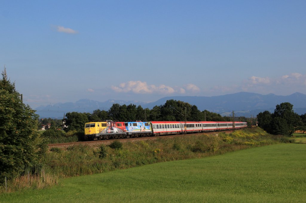 Am 11.08.12 wurden die DB-BB EuroCity Zugpaare 1289, 82, 89, 84 von einem Tandem der zwei Werbeloks 111 066  200 Jahre Biergarten - Ein Tag der bleibt  und 111 024  ADAC, DB - Fr Menschen unterwegs  bespannt.
Hier sind die beiden Loks mit dem EC 84 bei Grokarolinenfeld zu sehen.