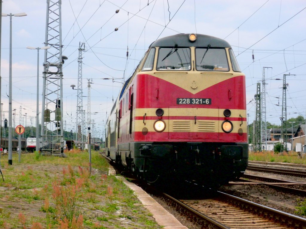 Am 11.08.2013 kam 228 321 mit zwei Metronomwagen aus Richtung Uelzen nach Stendal und fuhren weiter Richtung Magdeburg nach Halberstadt.