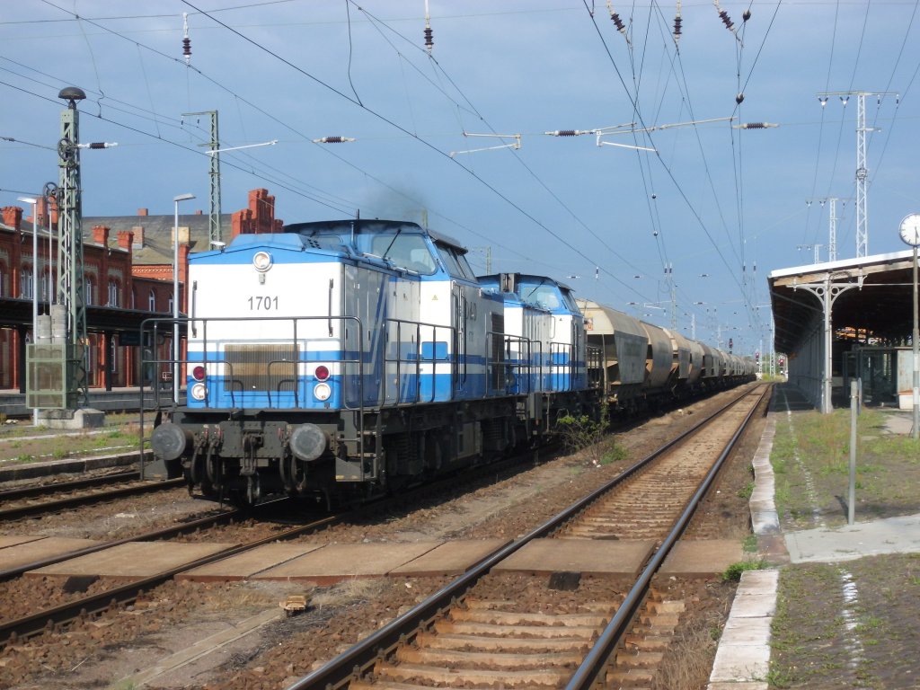 Am 11.08.2013 kamen 1701(202 351,203 110)und 1401(202 319,203 205)mit einem Getreidezug durch Stendal.