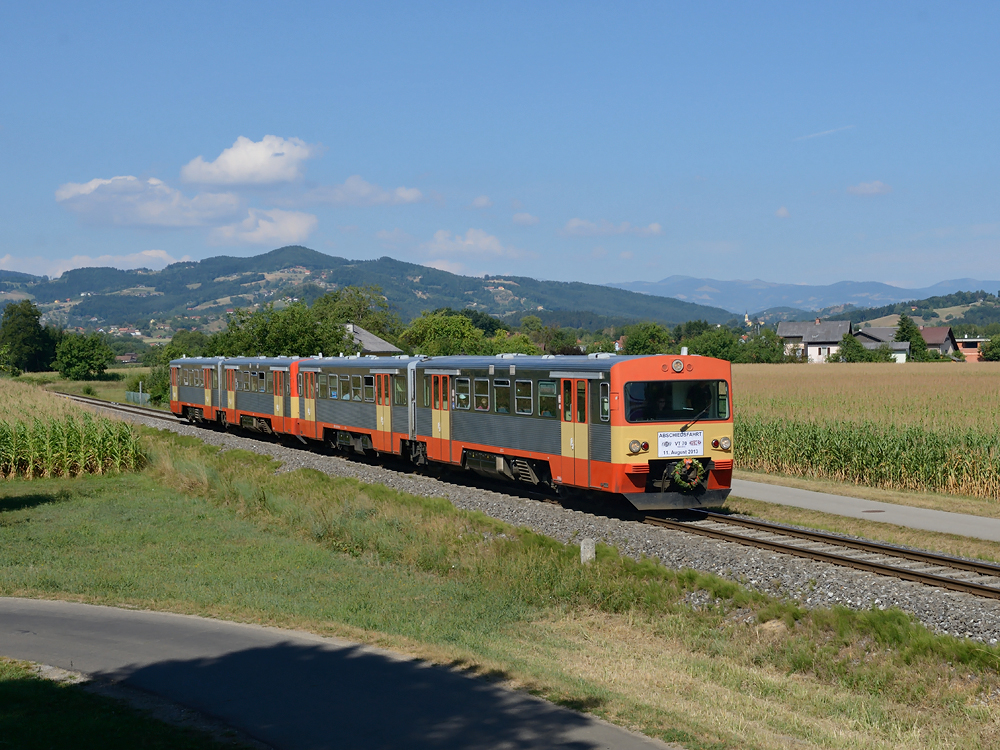 Am 11.08.2013 wurde der Abschied der GKB-Baureihe VT 70 (LHB VT 2E, SGP-Lizenzbau)
mit einem geschmückten Tandem, bestehend aus VT 70 09 und VT 70 10 gewürdigt.
Der Sonderzug befuhr alle drei von der GKB betriebenen Strecken in der Weststeiermark (Graz-Köflacher-Bahn, Wieser Bahn und Sulmtalbahn).

Dieses Bild zeigt VT 70 10 und VT 70 09 bei Söding  als Zug 8454 von Köflach nach Lieboch.

