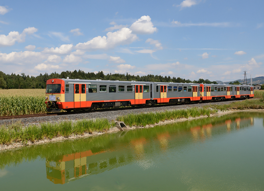 Am 11.08.2013 wurde der Abschied der GKB-Baureihe VT 70 (LHB VT 2E, SGP-Lizenzbau)
mit einem geschmckten Tandem, bestehend aus VT 70 09 und VT 70 10 gewrdigt.
Der Sonderzug befuhr alle drei von der GKB betriebenen Strecken in der Weststeiermark (Graz-Kflacher-Bahn, Wieser Bahn und Sulmtalbahn).

Hier eine Aufnahme von der Nebenfahrt auf dem Reststck der Sulmtalbahn,
es zeigt VT 70 09 und VT 70 10 in Prarath bei der Rckfahrt aus Gleinsttten.