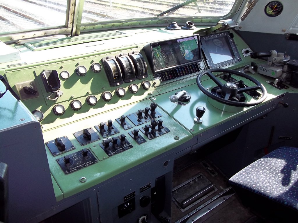 Am 11.09.2011 war ein Blick auf den F�hrerstand der 103 245 m�glich. Es handelte sich um einen Tag der offenen T�r im ehemaligen Bahnbetriebswerk Lichtenfels.