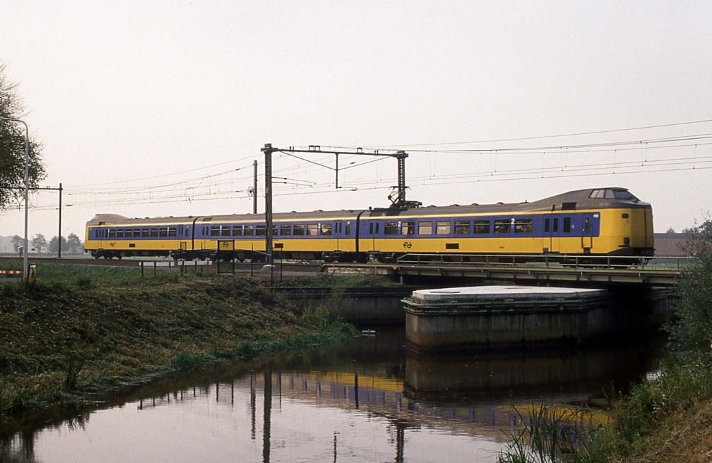 Am 11.10.1992 war um 11.37 Uhr der 542 Stoptrain bei Niewerlensen 
in Richtung Meppel unterwegs.