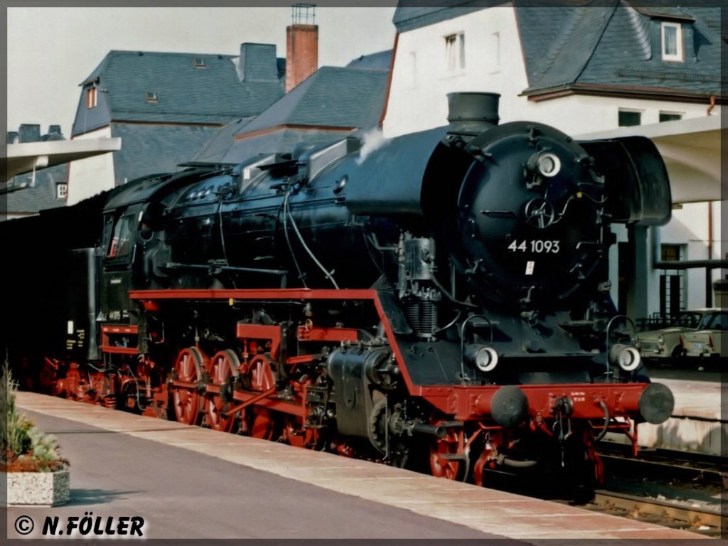 Am 11.10.1992 wartet 44 1093 mit einem Personenzug auf Ausfahrt nach Lauscha im Bahnhof Sonneberg