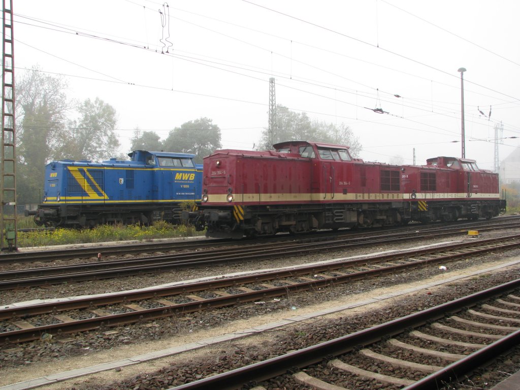Am 11.10.2010 rangieren zwei Loks der BR V 100 der ehemaligen Deutschen Reichsbahn an einer Lok der selben Bauart an der Mittelweserbahn vorbei im Bahnhof von Stendal.