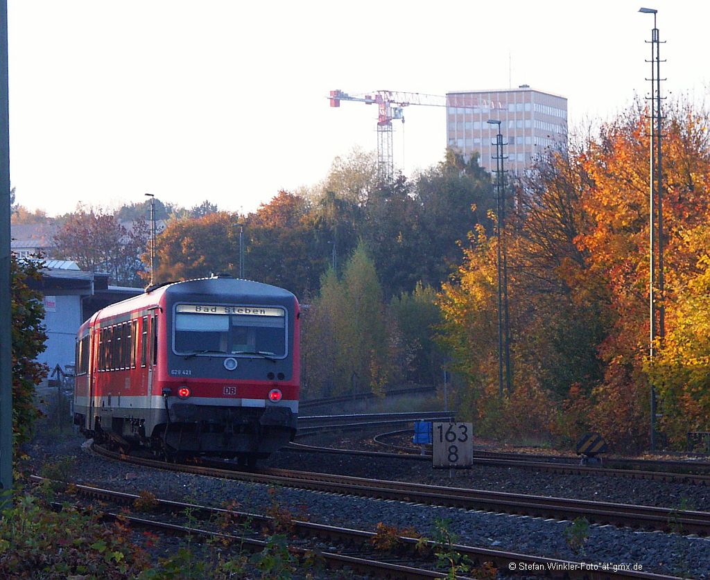 Am 11.10.2010 suchte ich im letzten Licht die Ausfahrt von Hof Hbf auf. Es entstand das Bild von diesem 628, der nach Bad Steben rausfuhr.