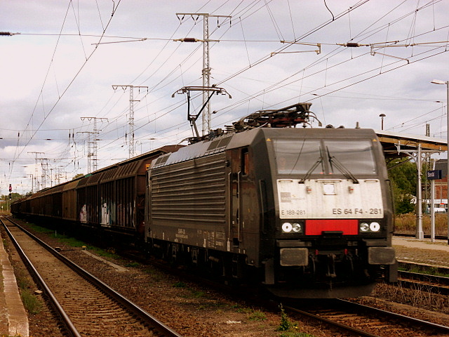 Am 11.10.2012 kam 189 281 mit einem Gterzug durch Stendal.