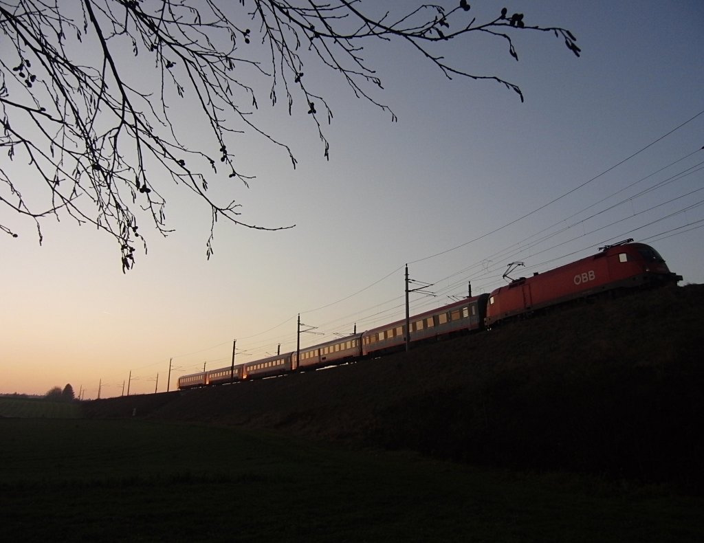 Am 11.11.2011 werden zwischen Pndorf und Frankenmarkt die Wagen des IC 845 von Salzburg nach Wien Westbahnhof von den letzten Sonnenstrahlen der untergehenden Sonne angestrahlt.