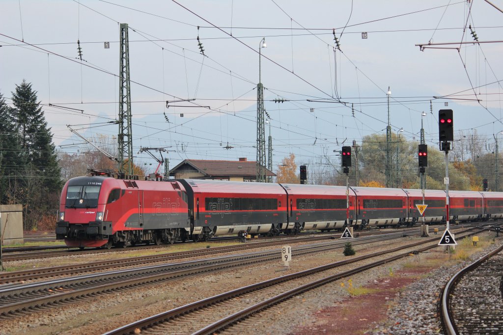 Am 11.11.2012 durchquerte 1116 246 mit ihrem Railjet den Bahnhof Freilassing in Richtung Rosenheim.