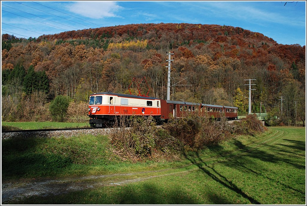 Am 1.11.2010 wurde der R 6811 von der 1099 004 bespannt. Hier bei Steinklam.