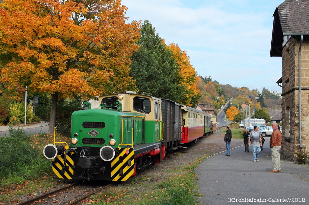 Am 1.11.2012 bespannte die Brohltalbahn-Diesellok D1 den Vulkan-Expre. Es handelt sich hierbei um den O&K-Loktyp MV10 S. Das Foto entstand im Bahnhof Niederzissen.