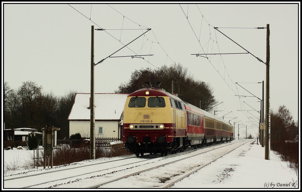 Am 11.12.10 gings fr so manche Leute wieder zum Christkindlmarkt nach Nrnberg. Ein paar wurden mit dem Zug befrdert, und die paar die von Freilassing oder Mhldorf dahin wollten, konnten mit diesem Super-duper-Zug fahren. Gezogen wurde der Weihnachts-Tee von 218 105. Standpunkt wo ich abgepasst hatte, war Kfering. 