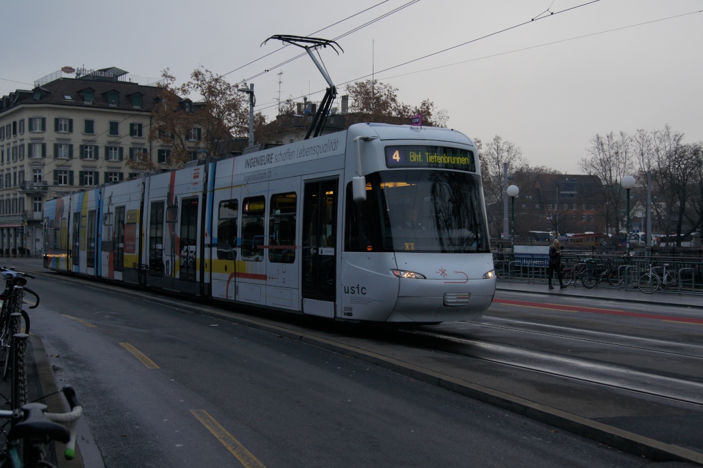 Am 11.12.11 fhrt der Be 5/6 3056 am Hauptbahnhof vorbei Richtung Bahnhof Tiefenbrunnen.