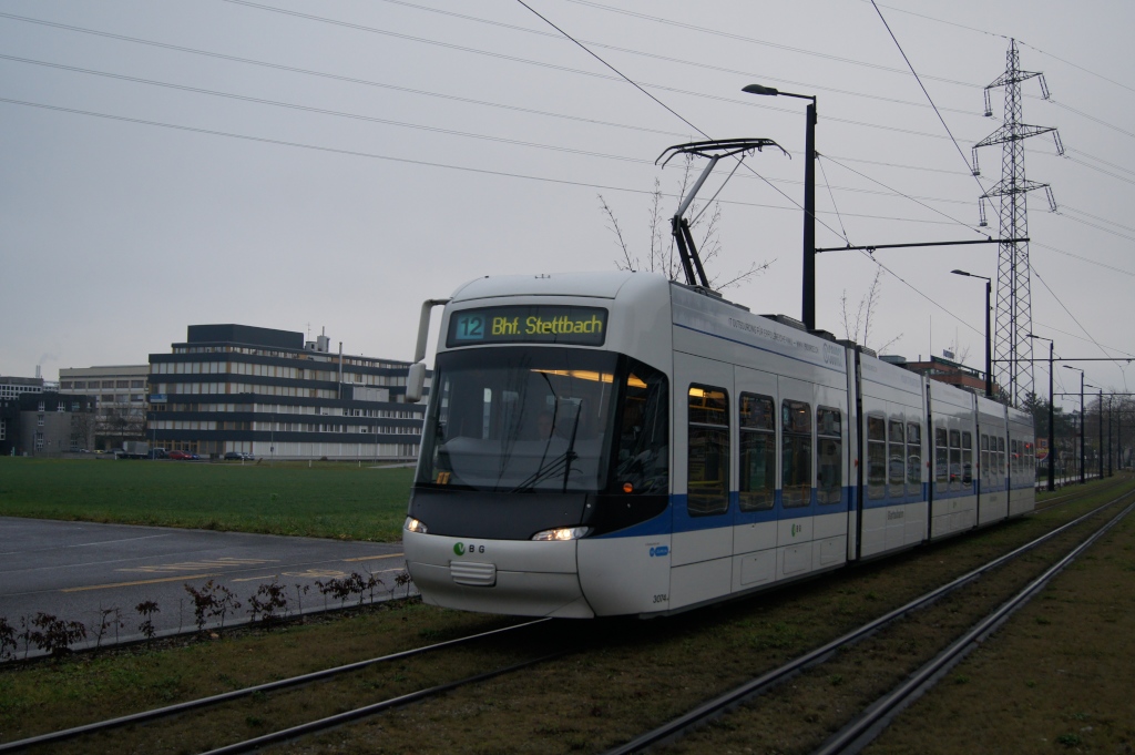 Am 11.12.11 nhert sich der Be 5/6 3074 der Endstation Bahnhof Stettbach.