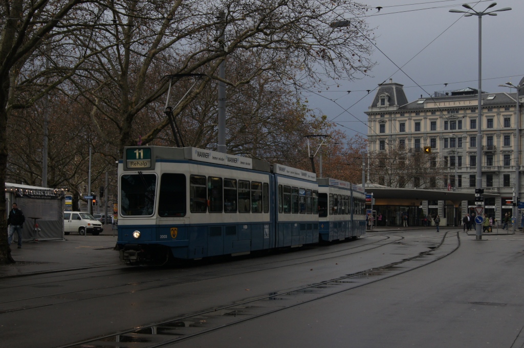 Am 11.12.12 fhrt der Be 4/6 2003 gemeinsam mit dem Be 4/6 2021 auf der Linie 11 vom Bellevue Richtung Stadelhofen.