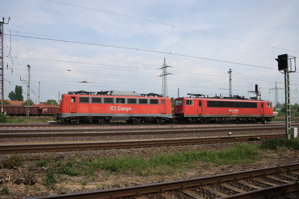 am 11.5.2011 zog 155 260 die mitgeschleppte 140 002-7 durch Magdeburg Rothensee.. HP Eichenweiler..