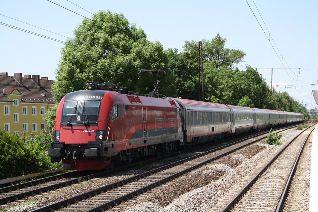 Am 11.6.2010 ergab sich dieses Bild 1116 227-8 in Railjet Colors mit EC 113 in richtung Klagenfurt. An der S-Bahnstation Berg am Laim.