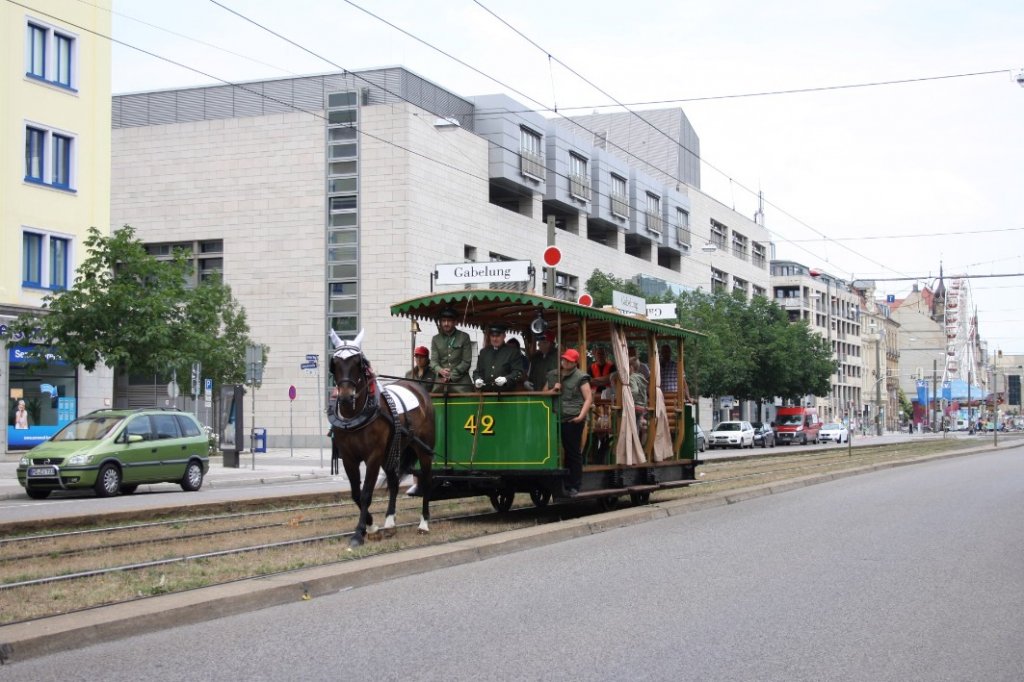 Am 11.6.2011 verkehrte die Pferdebahn in Magdeburg. Pendelfahrten von der Leiterstrae bis Hasselbachplatz. Hier auf der ersten Rcktour des 11.6.
Bild ist nicht Schief..  Strasse ist abschssig !