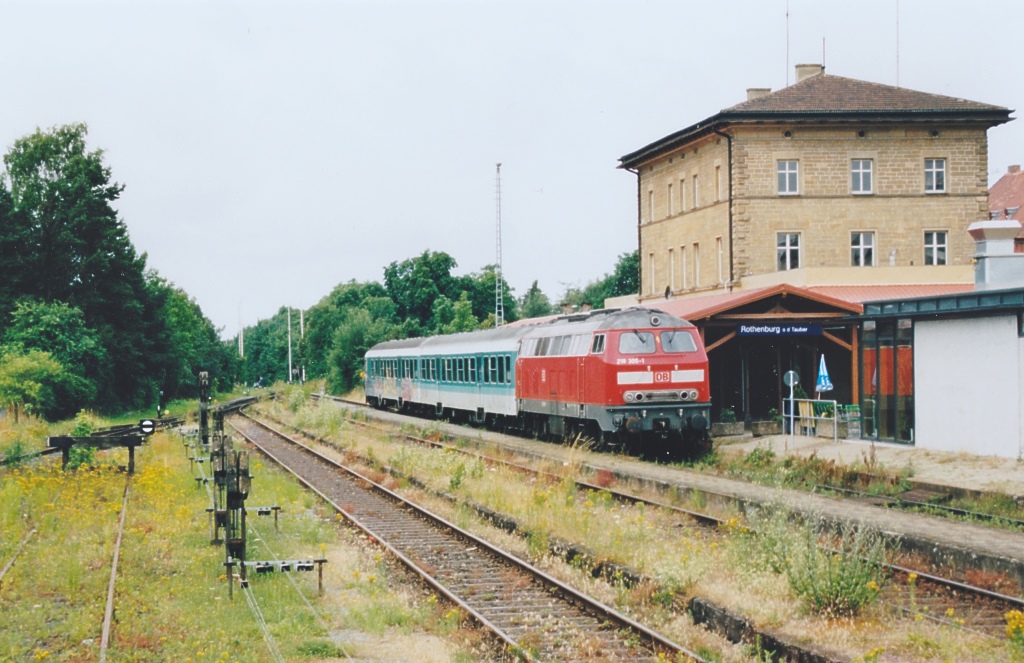 Am 11.7.01 war 218 305 mit ihrem mintgrnen Wendezug allein in Rothenburg ob der Tauber.