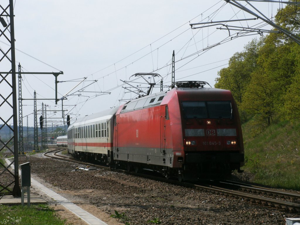 Am 11.Mai 2011 schlngelte sich der IC 2212 aus Koblenz nach Binz aus Lietzow.