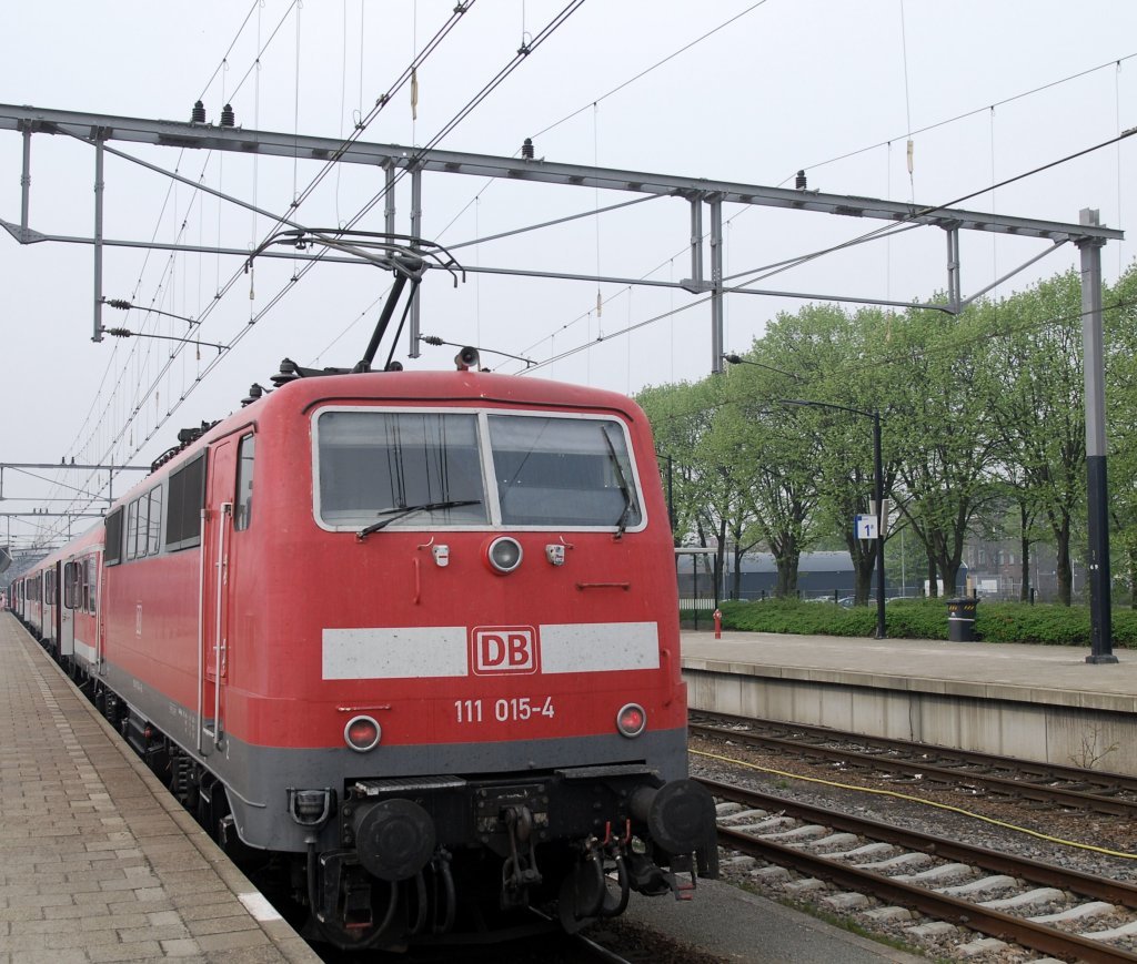 Am 12-04-2009 steht DB E 111.15.4 mit Regionalzug von Venlo nach Hamm (Westfalen)!