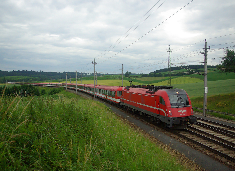 Am 12. und 13.06. 2009 ging es weiter, hier eine Aufnahme vom 13.06. 2009 in Katzbach mit dem 4010  Leichenzug  SGAG 97836 gezogen von der slowenischen 541 002 . 