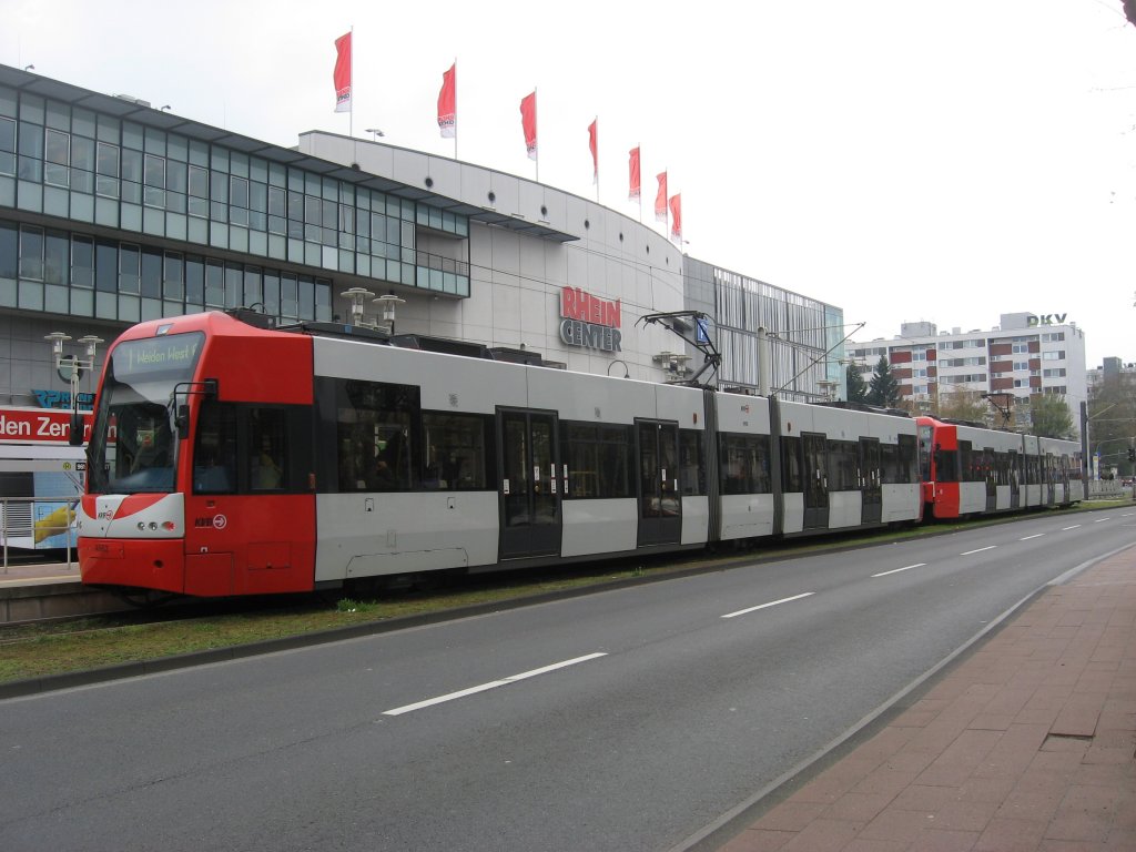 Am 12. April 2010 standen TW 4552 und TW 45?? als Linie 1 Richtung  Weiden  West in der Haltestelle  Weiden Zentrum .