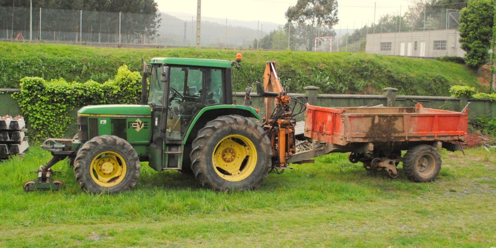 Am 12. April 2011, einige Kilometer vor Santander, stand dieser 2-Wege Traktor mit dazugehrigem 2-Wege Anhnger neben dem Gleis.