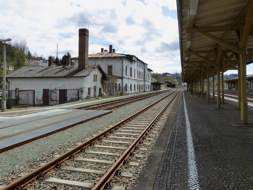 Am 12 April 2011 stand noch das groe Bahnhofsgebude in Adorf.
Die Gre des Gebudes zeugt noch von der Bedeutung des Bahnknotens Adorf/Vogtland.